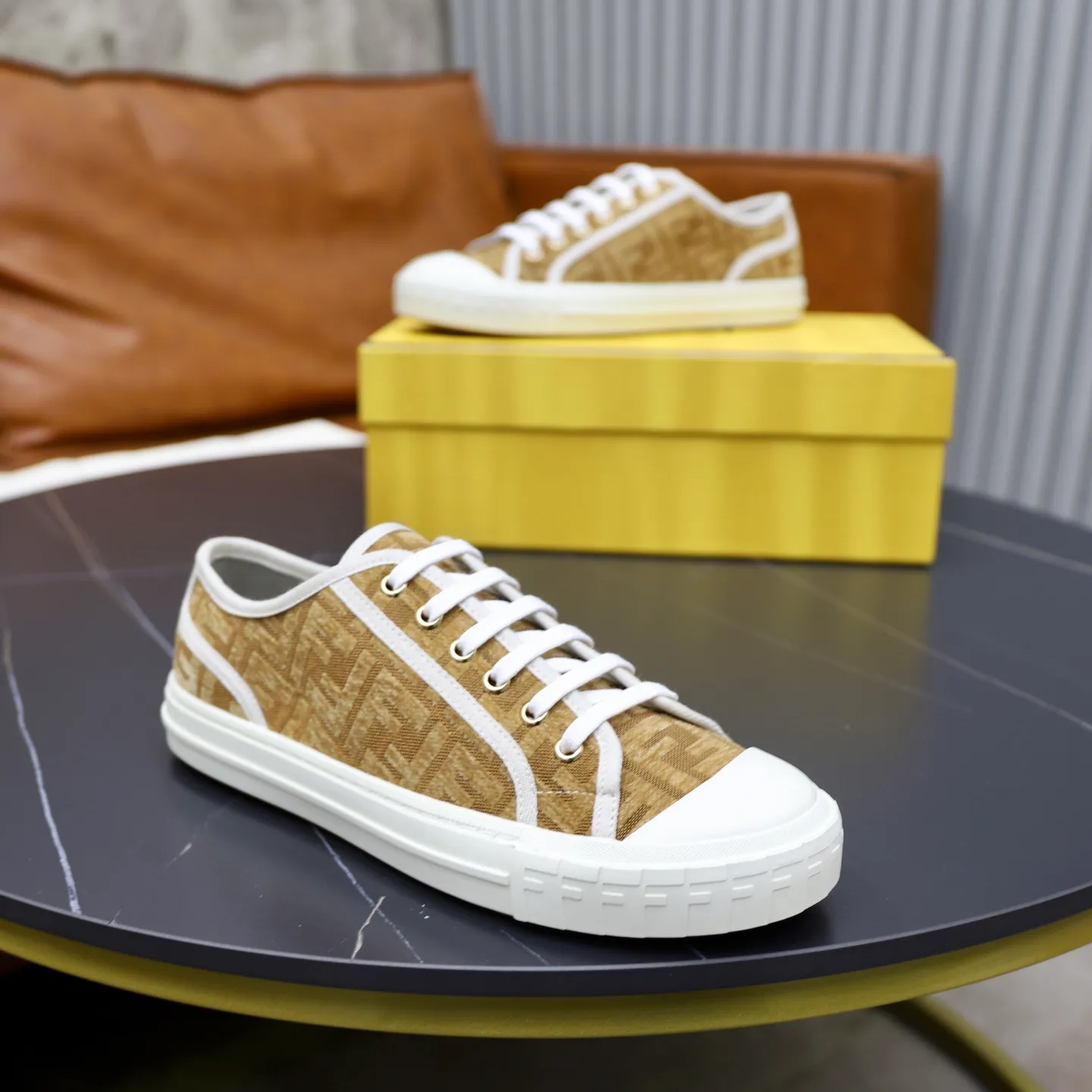 Factory price: 480 original order (couple model) Brand: FENDI Fendi 🙅‍♂️🙅‍♂️🙅‍♂️ Size: Female 35–40, Male 39-44 (45 can be customized) Grade: Official website genuine Material: Imported original LoGO fabric upper Original comfortable lining TPU wear-resistant lightweight outsole Style category: Loafers New trendy shoes Color: actual picture color